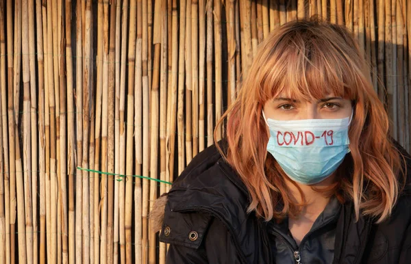 Dívka Maskou Která Ochrání Před Virem Corona Pandemie Koronového Viru — Stock fotografie