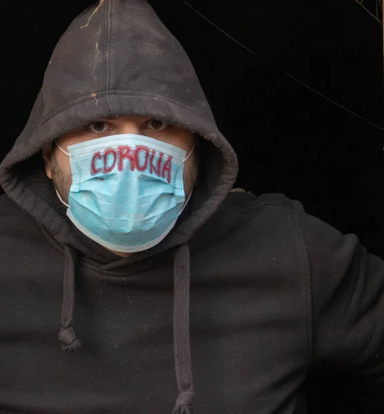 Uomo Con Cappuccio Maschera Proteggerlo Coronavirus Pandemia Virale Corona Assistenza — Foto Stock