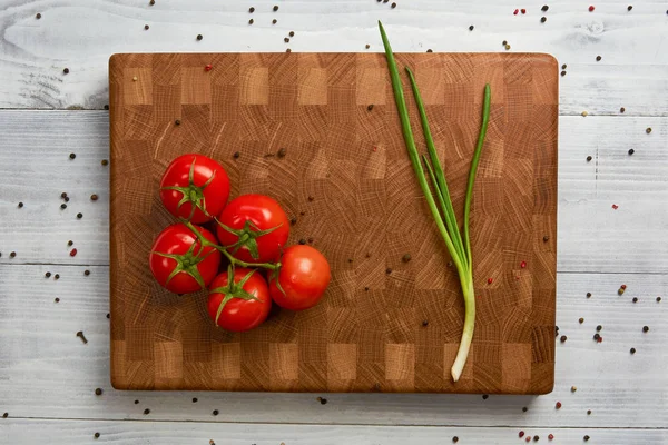 Red Fresh Tomatoes Green Onions Wooden Cutting Board — Stock Photo, Image