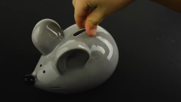 Adicionando Moedas Dinheiro Piggy Bank Forma Mouse — Vídeo de Stock