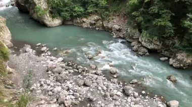 Uçurumun üzerinde erozyon izleri olan düz bir kayanın kenarında dar bir yol oyulmuştur. Yoğun bir yamaçta tropikal orman, çağlayanlarla ve akıntılarla dolu azgın bir dağ nehri.