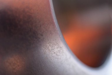 Simli arkaplanı bulanık bakır rengin metal küresel yüzeyi