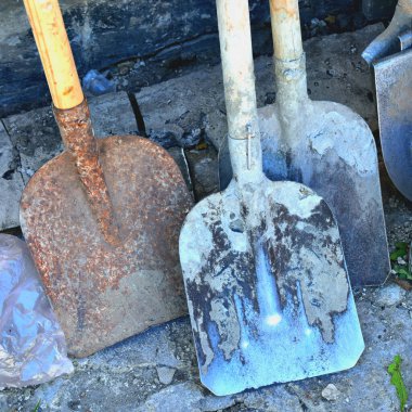 Şehir sokaklarında üç kirli parça, kamu işi günü, temizlik.