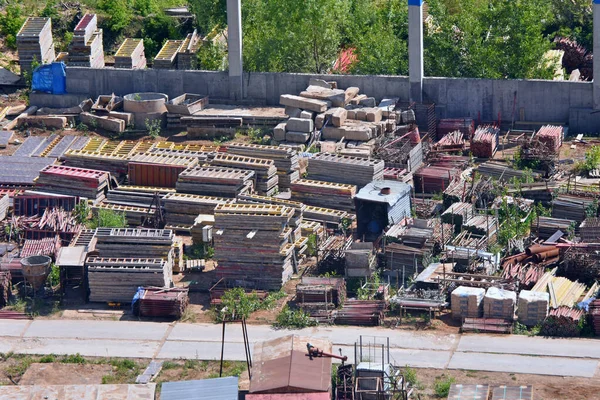 Etrafı Çitlerle Çevrili Depolanmış Yapı Malzemeleri Olan Bir Inşaat Alanı — Stok fotoğraf