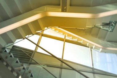 Avlu boşluğunda merdiven açık, perspektif, bulanık arkaplan