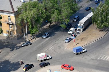 RUSSIA, SAMARA - 17 Haziran 2019: Ulaşım ile şehir yolu kesişmesi, üst görünüm