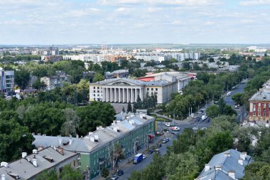 RUSSIA, SAMARA - 17 Haziran 2019: Ulaşım üst görüşlü şehir otoyolu