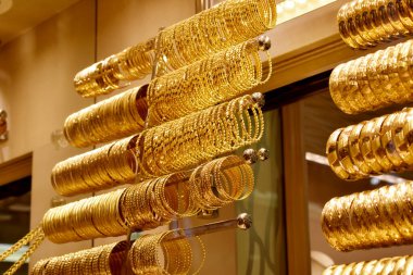 TURKEY, İSTANBUL - 22 Eylül 2018: Doğu pazarındaki altın mücevherler, hediyeler, seyahat