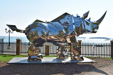 İTALYA, VENICE - 21 Eylül 2018: Cilalanmış metal gergedan heykeli, bienal, kurulum
