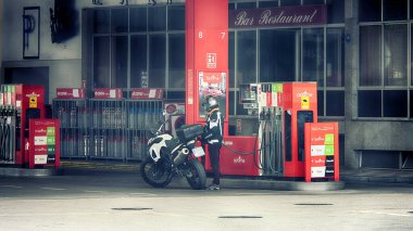 İSPAN, LLORET DE MAR - 11 Nisan 2019: Bir benzin istasyonunda motorcu yakıt ikmali, bulanık görüntü
