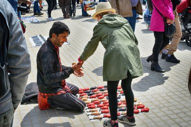 İspanya, BARCELONA - 15 Nisan 2019: hediyelik eşya satan bir sokak satıcısı