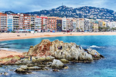 İspanya, LLORET DE MAR - 11 Nisan 2019: sahil otelleri olan deniz ve sahil bölgesi