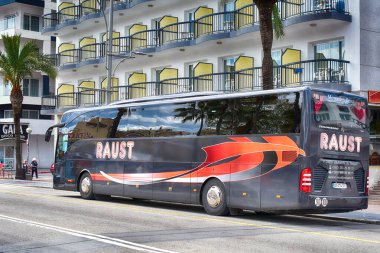 İspanya, LLORET DE MAR - 10 Nisan 2019: Kırmızı desenli turist otobüsü