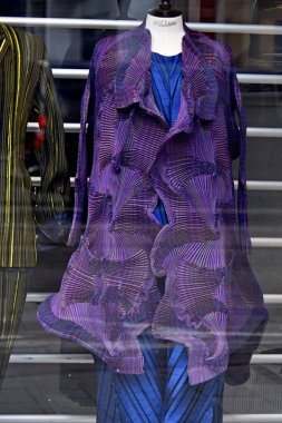NEDERLAND, AMSTERDAM - 7 AĞUSTERDAM 2019: bir mağaza vitrininde manikin giydirilmiş renkli ceket, giyim mağazası, butik, satış, alıcı