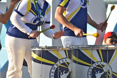 RUSSIA, SAMARA - 21 HAZİRAN 2019: Bir şehir caddesinde seyirci önünde davulcular