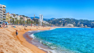 İspanya, LLORET DE MAR - 13 Nisan 2019: Sahil kıyısındaki tatil beldesi, sahil ve deniz kenarındaki oteller, tatil, seyahat, Akdeniz