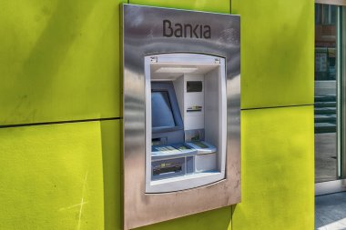 İspanya, LLORET DE MAR - 10 Nisan 2019: Sokak ATM, nakit, döviz kuru
