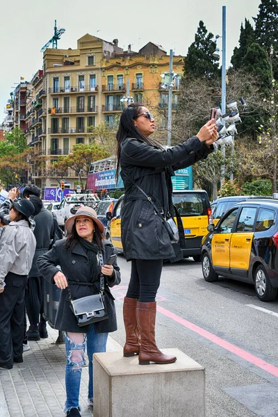 Испания Барселона Апреля 2019 Года Туристы Городской Улице Фотографируют Достопримечательности — стоковое фото