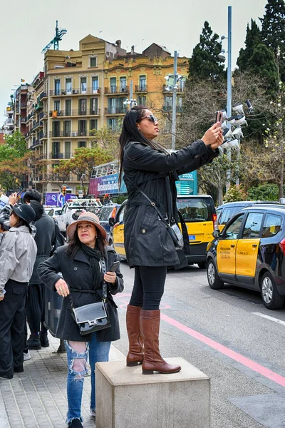 España Barcelona Abril 2019 Turistas Calle Ciudad Fotografiando Atracciones —  Fotos de Stock