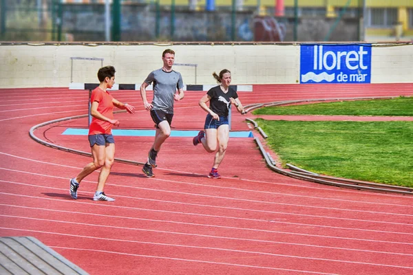 Hiszpania Lloret Mar Kwiecień 2019 Sportowcy Biegający Torze Otwartego Stadionu — Zdjęcie stockowe