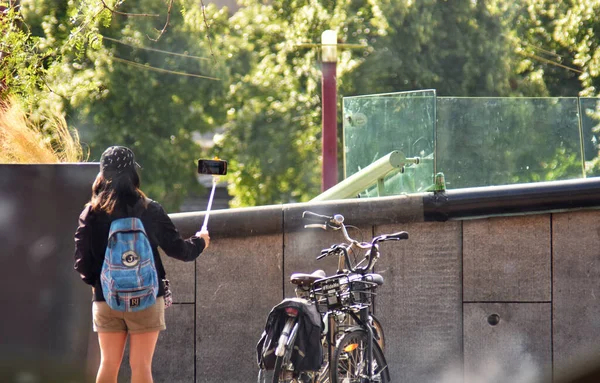 Nederland Amsterdam Sierpnia 2019 Dziewczyna Robi Selfie Ulicy Miejskiej — Zdjęcie stockowe