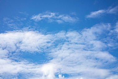 Mavi gökyüzü, beyaz yüzen bulutlar, hava