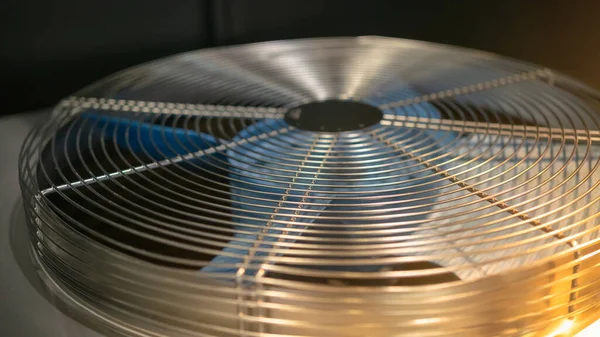 Промышленный Вентилятор Фрагментом Гриля Вентиляционное Оборудование Отопление Кондиционер Климат Контроль — стоковое фото