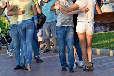 Şehir sokağında dans eden çiftler yaz kırıntıları, bacaklar, açık hava, eğlence