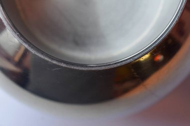 Simli arkaplanı bulanık metal küre yüzeyi