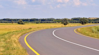 Gökyüzüne karşı tarlada yol, manzara