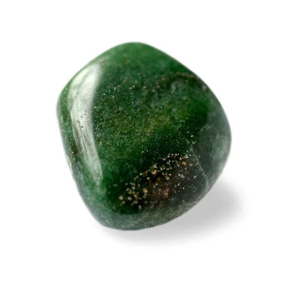 Pedra Ornamental Semi Preciosa Verde Sobre Fundo Branco Isolado — Fotografia de Stock