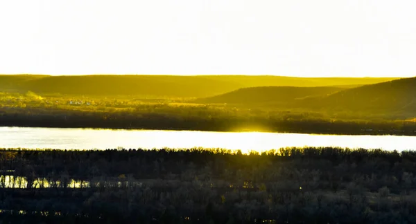 Rivière Avec Des Îles Sur Fond Montagnes Ciel Paysage Naturel — Photo