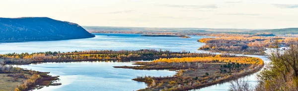 Rivière Avec Des Îles Sur Fond Montagnes Ciel Paysage Naturel — Photo