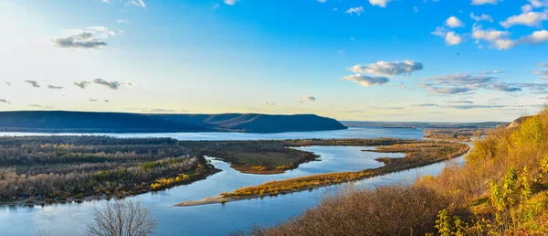 Elv Med Øyer Bakgrunnen Fjell Himmel Naturlandskap – stockfoto