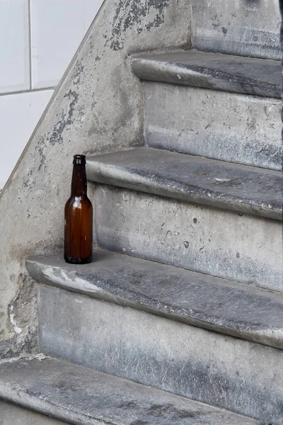 Garrafa Vazia Debaixo Cerveja Nos Degraus Pedra Das Escadas — Fotografia de Stock