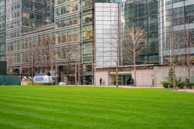 LONDON - 3 Mart 2020: şehir merkezindeki ofis binası, çimenlik ve çevre düzenlemesi