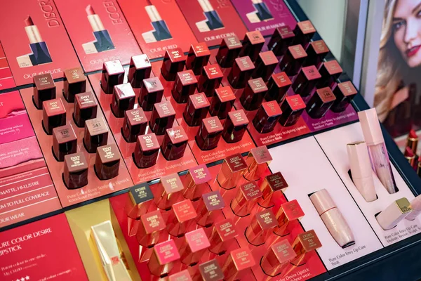 Londres Marzo 2020 Escaparate Con Lápiz Labial Una Tienda Cosméticos — Foto de Stock