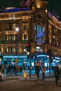 Londra - 8 Mart 2020: Dükkanları, kafeleri ve gece ışıklarıyla Central City Caddesi