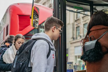 Londra - 7 Mart 2020: insanlar otobüs, şehir ulaşımı, yolcular