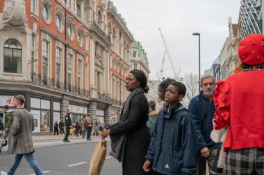 3 Mart 2020 'de insanlar caddeden karşıya geçiyorlar.