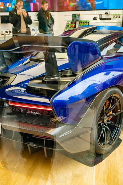 Londýn Března 2020 Závodní Auto Okně Obchodu Modré Úlomek — Stock fotografie
