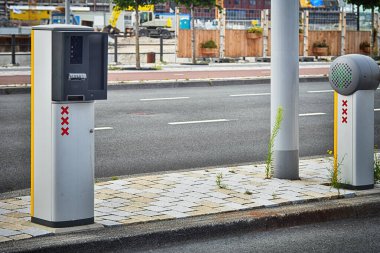 Otomatik makine Amsterdam caddesinde bir araba parkında