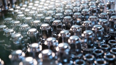 Yüzeyde metal tekerlek fındıkları, bulanık görüntü, araba bakımı, yeni tekerlekler.
