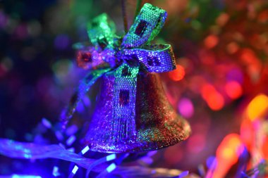 Parlak festival ışıklarının arka planında oyuncak çanı, bulanık görüntü