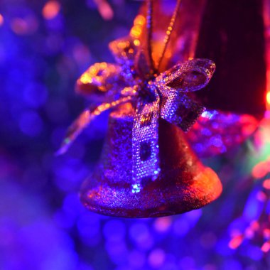 Parlak festival ışıklarının arka planında oyuncak çanı, bulanık görüntü