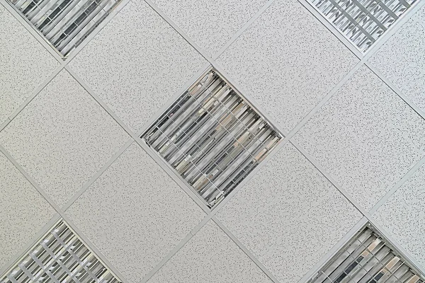 Sufit Podwieszany Budynku Biurowym Lampami Fragment — Zdjęcie stockowe