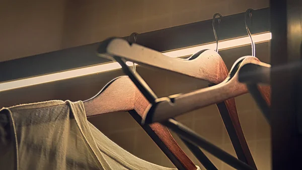 Garderobe Hangers Een Met Kleren Veel Lege Wazige Achtergrond Stockafbeelding