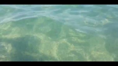 Sahilde deniz suyu yansıması, kıyıda deniz suyu fonu
