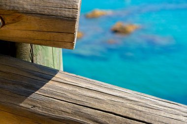 Deniz manzaralı ahşap korkuluklar.