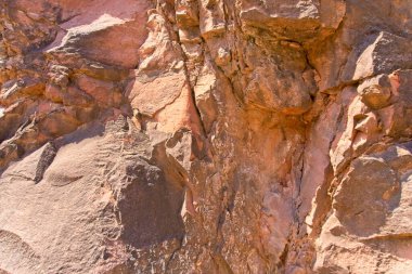 Taş dokusu ve arka plan. Kaya dokusu. Muazzam Yüz Yaşlanma ve Bölünme Büyük Çatlaklar ve Katmanlar tarafından. Kalın, pürüzlü taş dokusu ya da dağ kayası, arka plan ve tematik jeoloji ve dağ yaşamı üzerine metin için alan kopyala